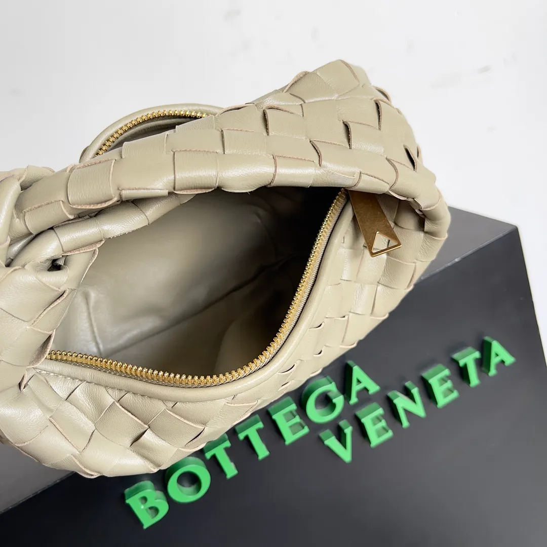 Batch 1120 Bottega veneta͙.——- The latest woven knotted hobo🔥 The top-grade lambskin leather is very soft, the bag shape is unique, practical and durable. It retains the traditional woven elements while being a little more flamboyant ~ Made of hand-woven sheepskin, zipper opening and closing, curved seamless structure, effortless to match. Highly recommended⚠️⚠️⚠️ The most high-end in the market🌈 Welcome to compare [Factory complete package] size: 23x15x5cm.   Model: 651876
